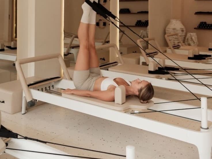 Reformer üzerinde pilates çalışması